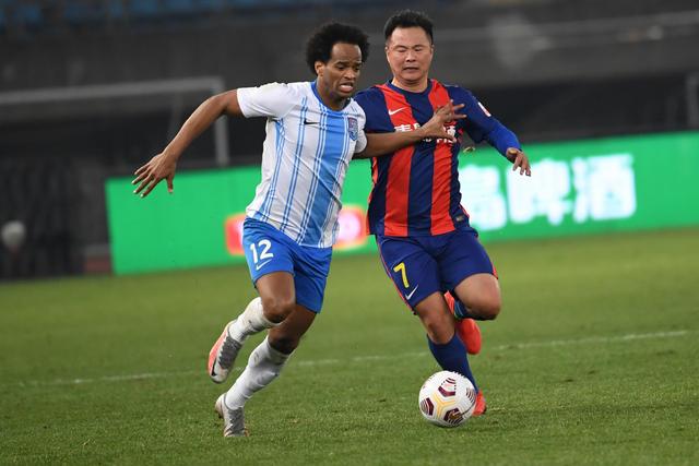 詹姆斯22+9关键时刻连得7分 湖人灭热火止连败